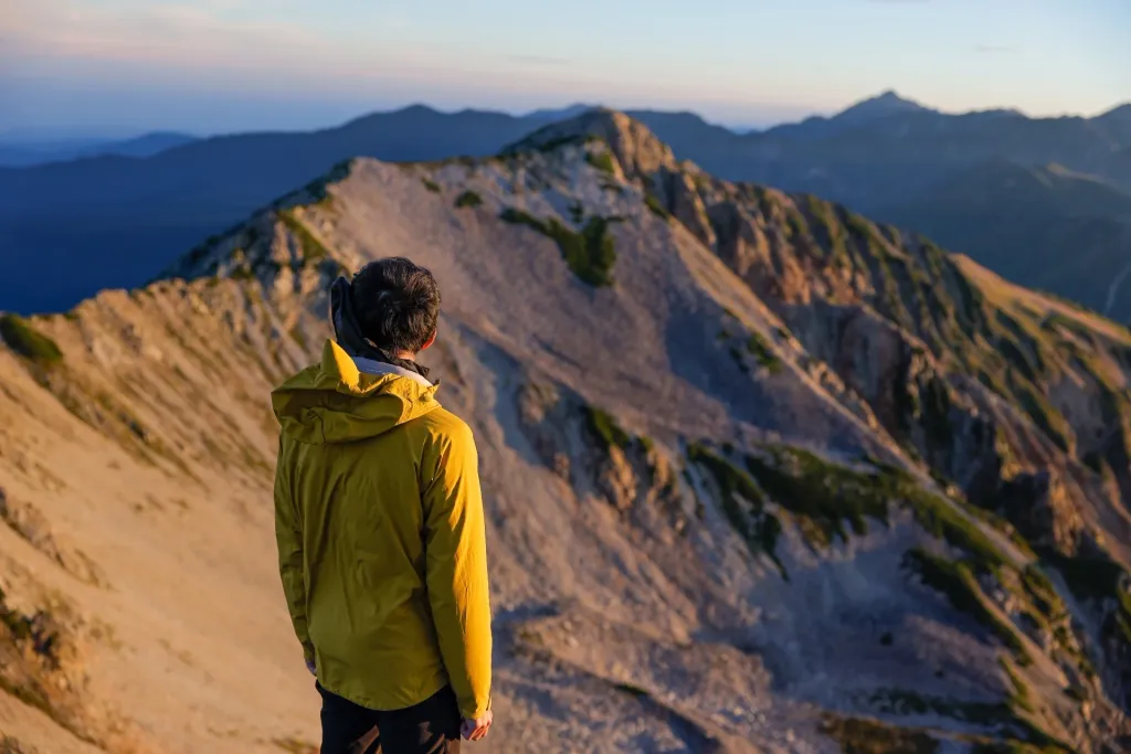 【2024年版】登山用アウターウェア総まとめ！カテゴリーごとにおすすめ3選を紹介