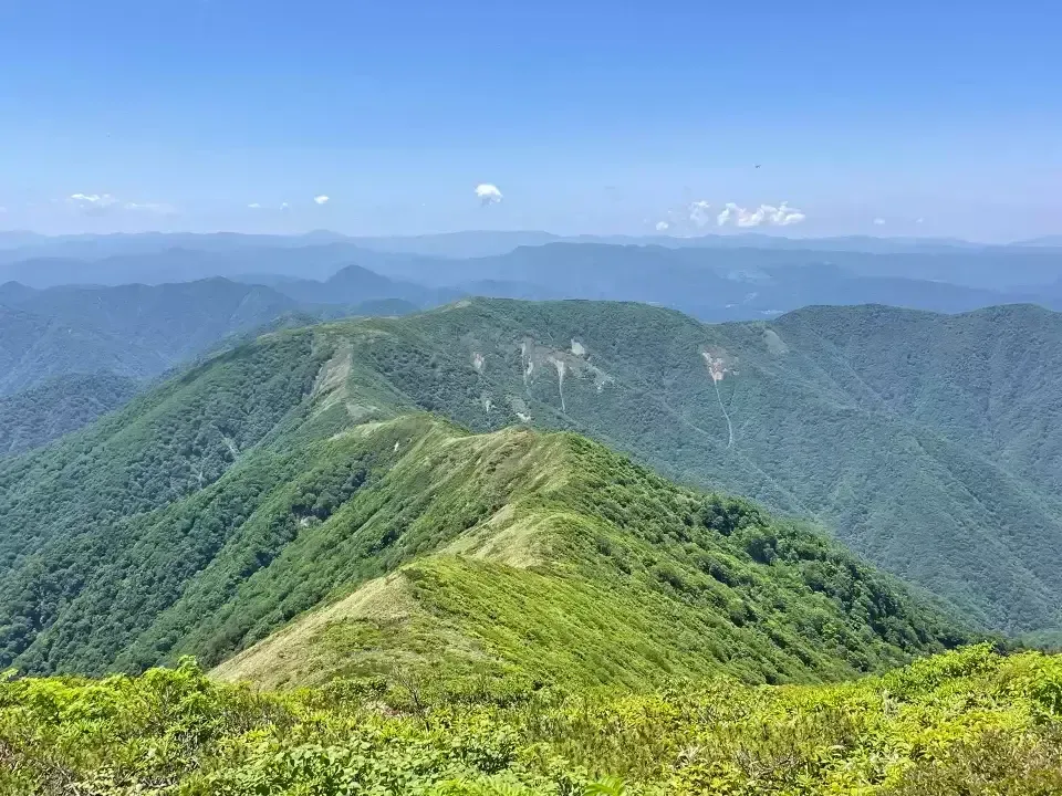【日帰り登山】流石山・三倉山～裏那須は稜線美とお花畑がすばらしい｜難易度別登山ルートとアクセス情報