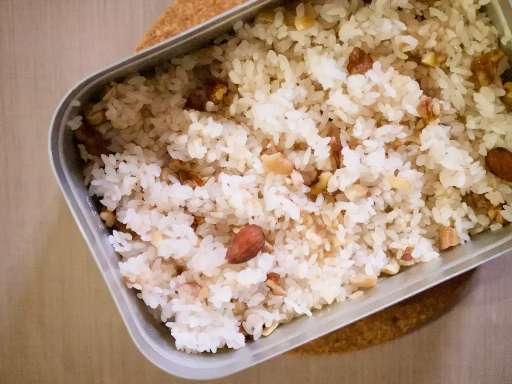 ナッツを入れて炊飯しよう-ナッツの炊き込みご飯-行動食で楽々メスティンレシピ