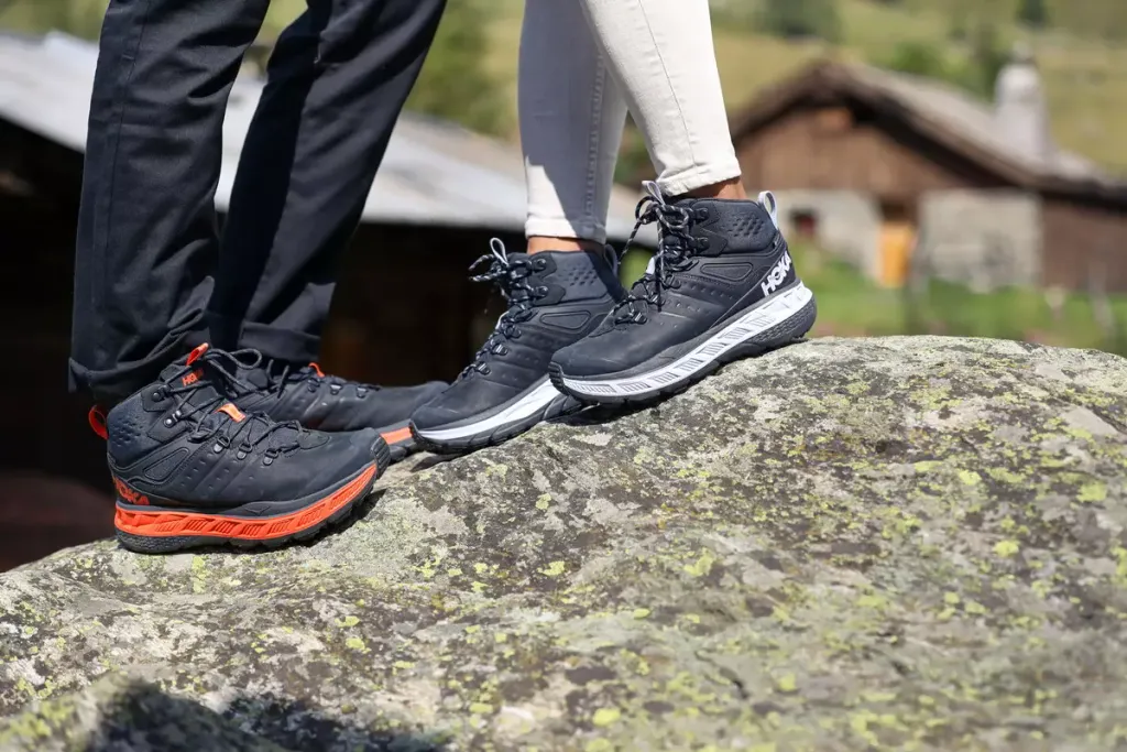 山道を走るパフォーマンスとライフシーンを融合したHOKA ONE ONE STINSON MID GTX