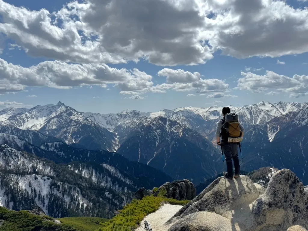 【2025年】春登山に最適なアウター徹底ガイド！ウインドブレーカーからハードシェルまで厳選12選！
