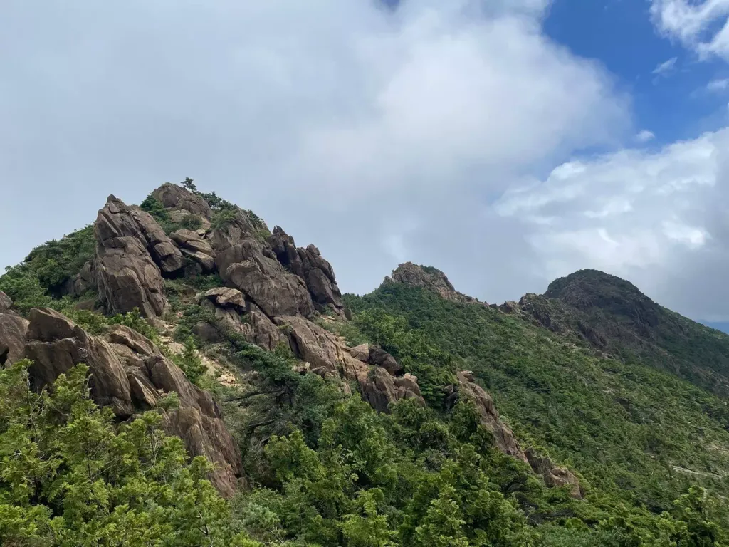 【日帰り】岩と花の名峰！東赤石山・西赤石山登山-難易度別ルート紹介