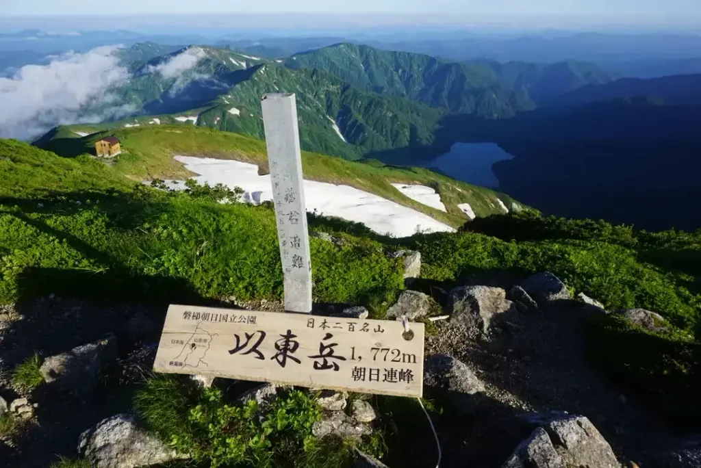 【朝日連峰・以東岳】東北屈指の縦走路はここから｜難易度別登山ルートと登山口アクセス＆避難小屋情報