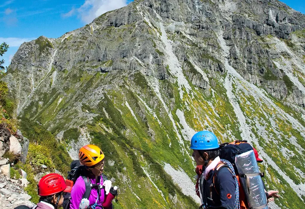 【2025年版】登山ヘルメットの選び方と人気メーカーのおすすめモデル12選！