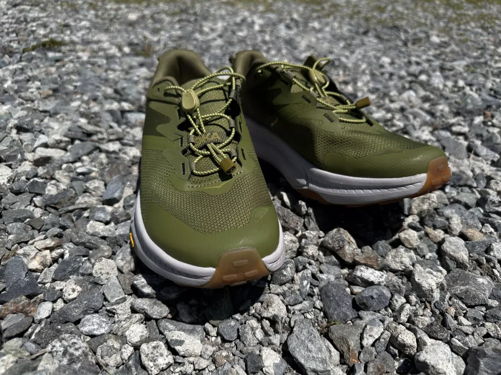 ハイキングからタウンユースまで汎用性の高さが魅力のアウトドアシューズ『HOKA（ホカ）トランスポート』を徹底レビュー
