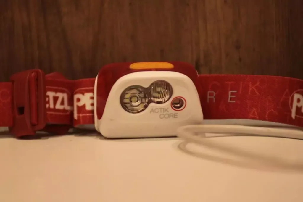 ペツル アクティック コア　充電式ヘッドランプ