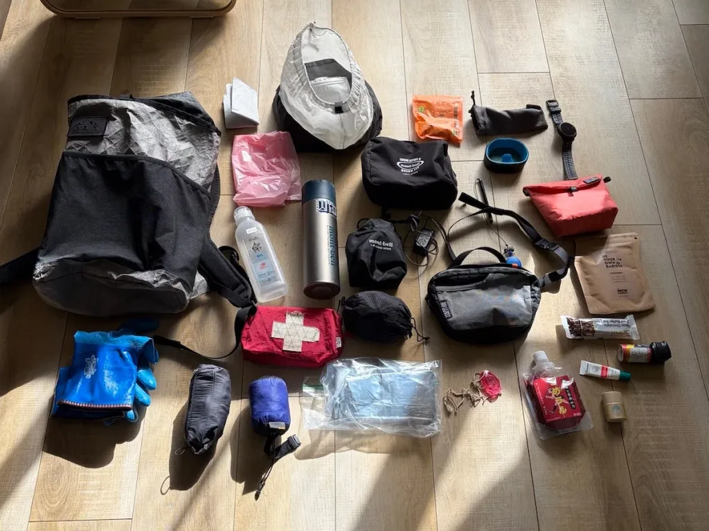 日帰り登山の持ち物:あると便利な持ち物リストを一挙公開!夏と冬の道具の違いを徹底解説