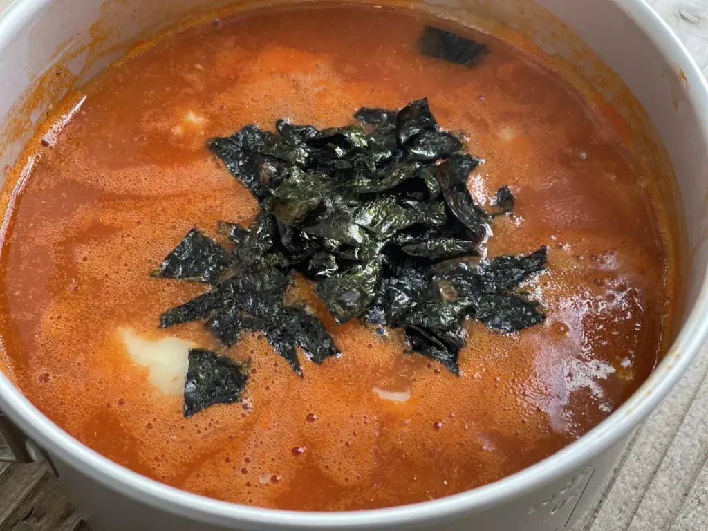 【簡単レシピ】コンビニ食材だけで作る『サバ缶のトマトソース入りリゾット』