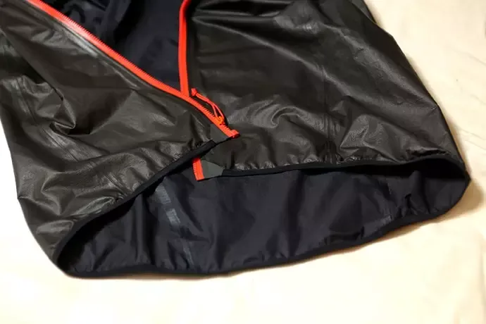 軽量かつ圧倒的な透湿性を誇るゴアテックスシェイクドライを採用した登山用レインジャケット