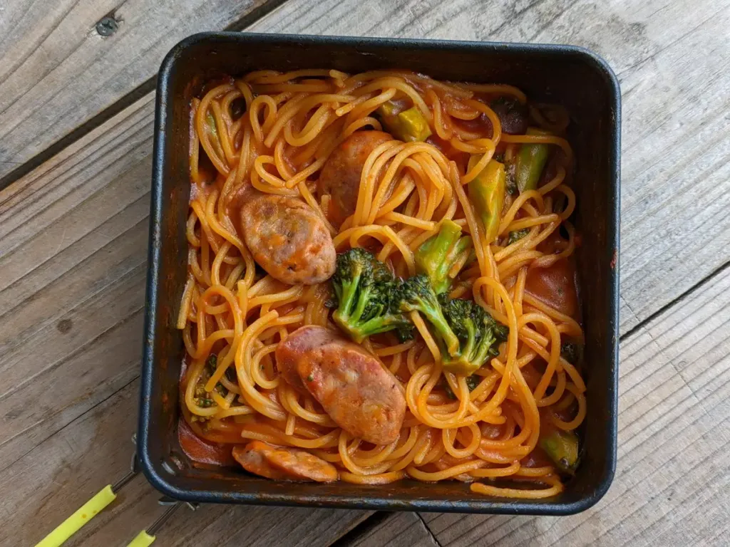 【山ごはんレシピ】トマトジュースで作る濃厚トマトパスタ