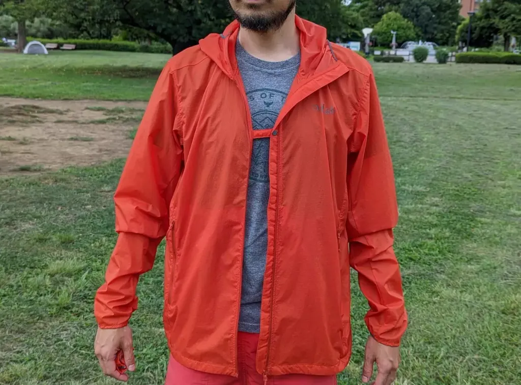 肌寒い高所登山に！軽量かつ防風性に優れたウインドブレーカー『Rab バイタルフーディー』