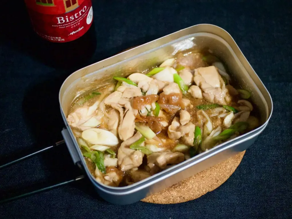 コスパ最強のおしゃれな山ごはん-鶏ももの赤ワイン&オイスター炒め