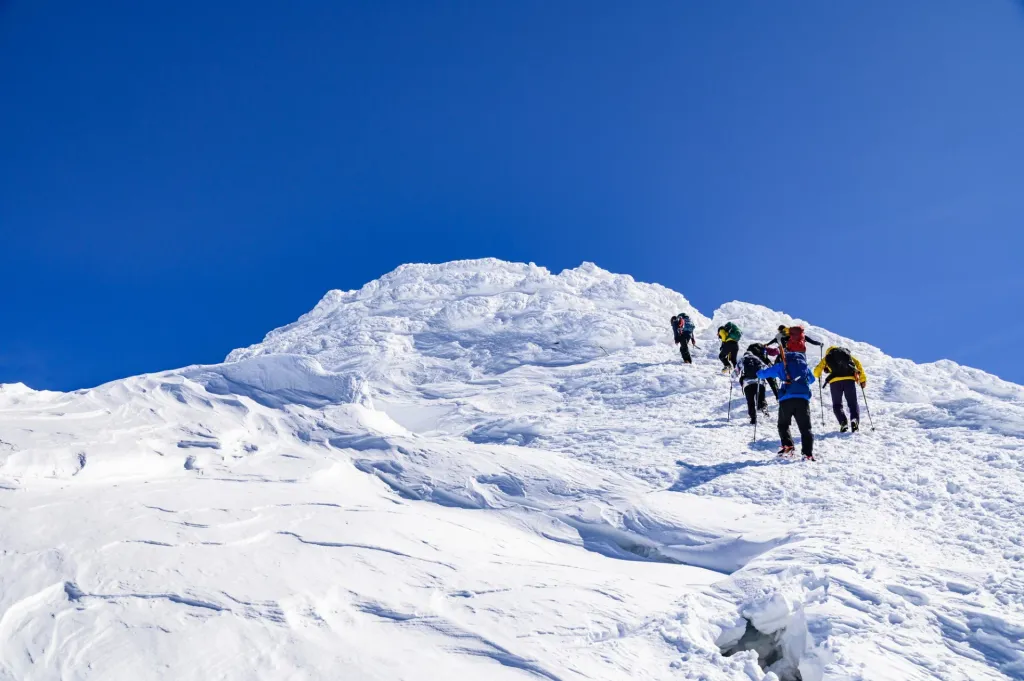 冬の日帰り登山の持ち物の選び方とおすすめアイテム25選！低山・雪山別の必需品リスト付き