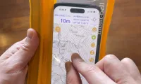 モンベルの隠れた名品「モバイルドライポーチ」：登山中に濡らしたくないアイテムの収納に便利