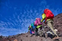 【2024年版】登山向け保温着の選び方とおすすめアイテム30選！化繊ジャケットやダウンなどシーン別に紹介
