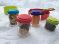 登山で楽しむカラフルなアウトドアギア