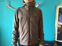 アークテリクス アトムLTフーディ 行動できる化繊ジャケット