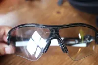 オークリーのサングラス　調光レンズでストレスフリー