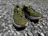 ハイキングからタウンユースまで汎用性の高さが魅力のアウトドアシューズ『HOKA（ホカ）トランスポート』を徹底レビュー