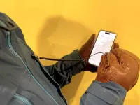 雪山登山・スキー・BCスキーでのスマホの使い方と携帯方法〜保温しながら持ち歩きタッチペンでグローブをしたまま楽々操作！