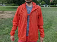 肌寒い高所登山に！軽量かつ防風性に優れたウインドブレーカー『Rab バイタルフーディー』