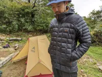 【レビュー】ダウンウェアに優れたRabの軽量なダウンフーディ『ミシックアルパイン ライトジャケット』