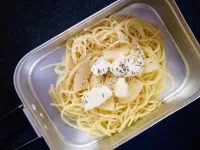 コンビニで手に入るものだけでおしゃれな山ごはん-桃とモッツァレラチーズのパスタ