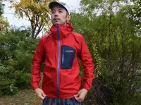【レビュー】ゴアテックスレインウェアで軽量モデル−モンベル『トレントフライヤー ジャケット』