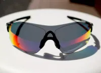 登山でのフィット感と紫外線カットに優れた-オークリーの軽量サングラス『EVゼロ PASSアジアフィット』