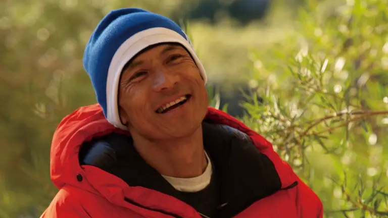 笑顔の平山ユージさん(映画『ENROUTE/エンルート』より)